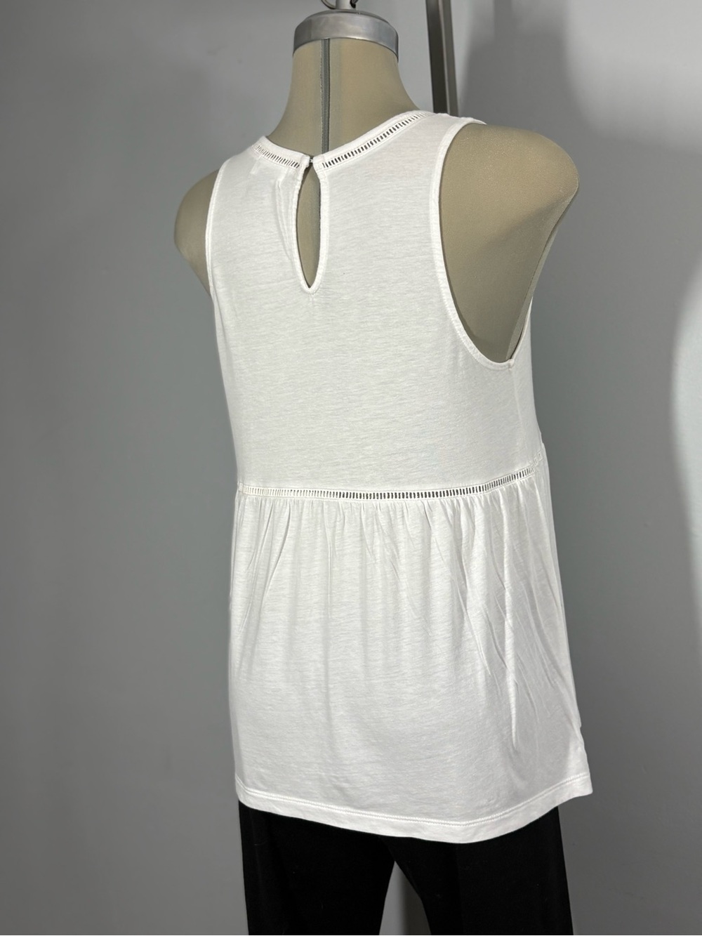 Old Navy White Tank Top with Eyelet Trim - Picture 3 of 11
